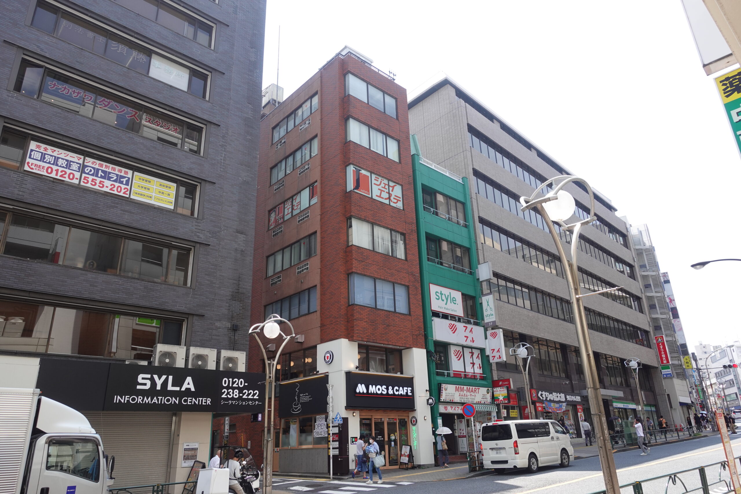 レンガ色のビルの７Fです。１Fは「モスバーガー」さん